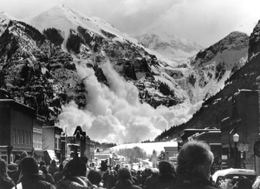 Bystanders view an avalanche. [CREDIT: FLATLINE-TIGNES]