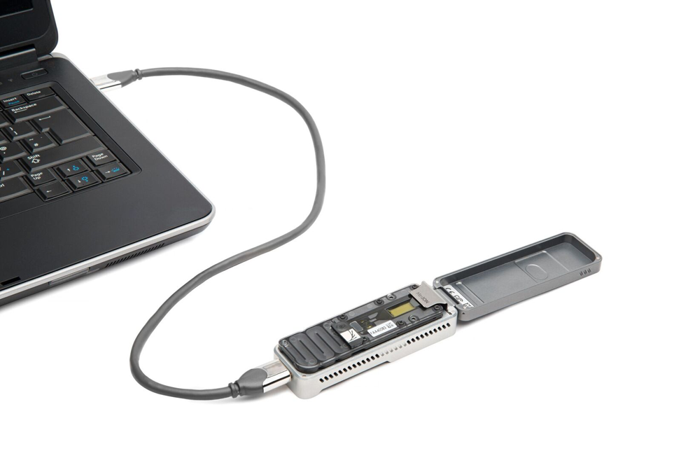 Usb new device. Oxford Nanopore Minion. Oxford Nanopore секвенирование. Minion секвенатор. Нанопоровое секвенирование ДНК.