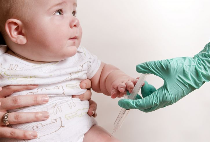 Image of baby receiving vaccine in left thigh